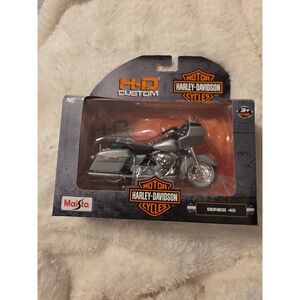 Maisto Harley Davidson FLTR Road Glide Series 42 1:18 Diecast Motorcycle Silver